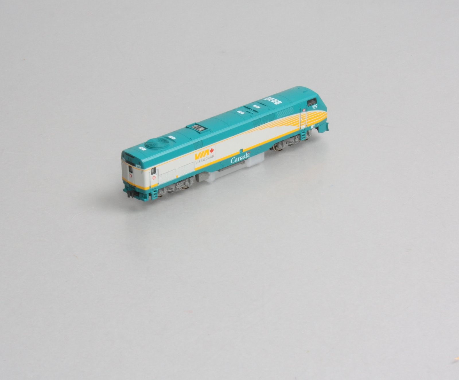 Kato 176-6007 N Scale VIA Rail P42 Diesel Locomotive #900