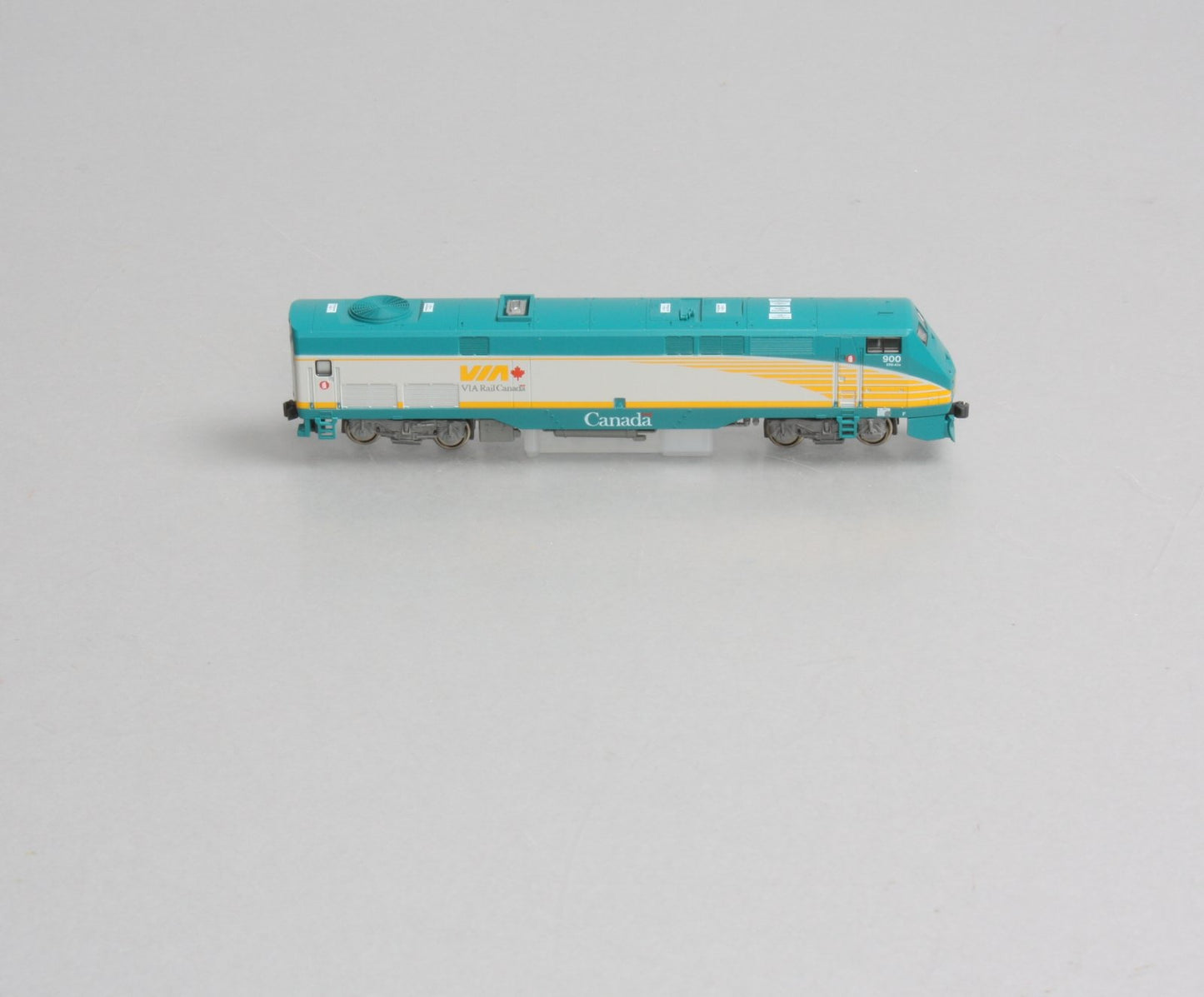 Kato 176-6007 N Scale VIA Rail P42 Diesel Locomotive #900