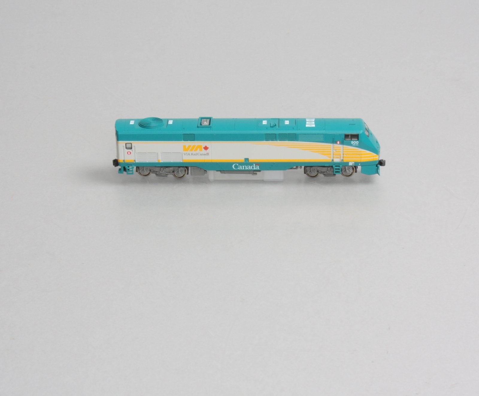 Kato 176-6007 N Scale VIA Rail P42 Diesel Locomotive #900