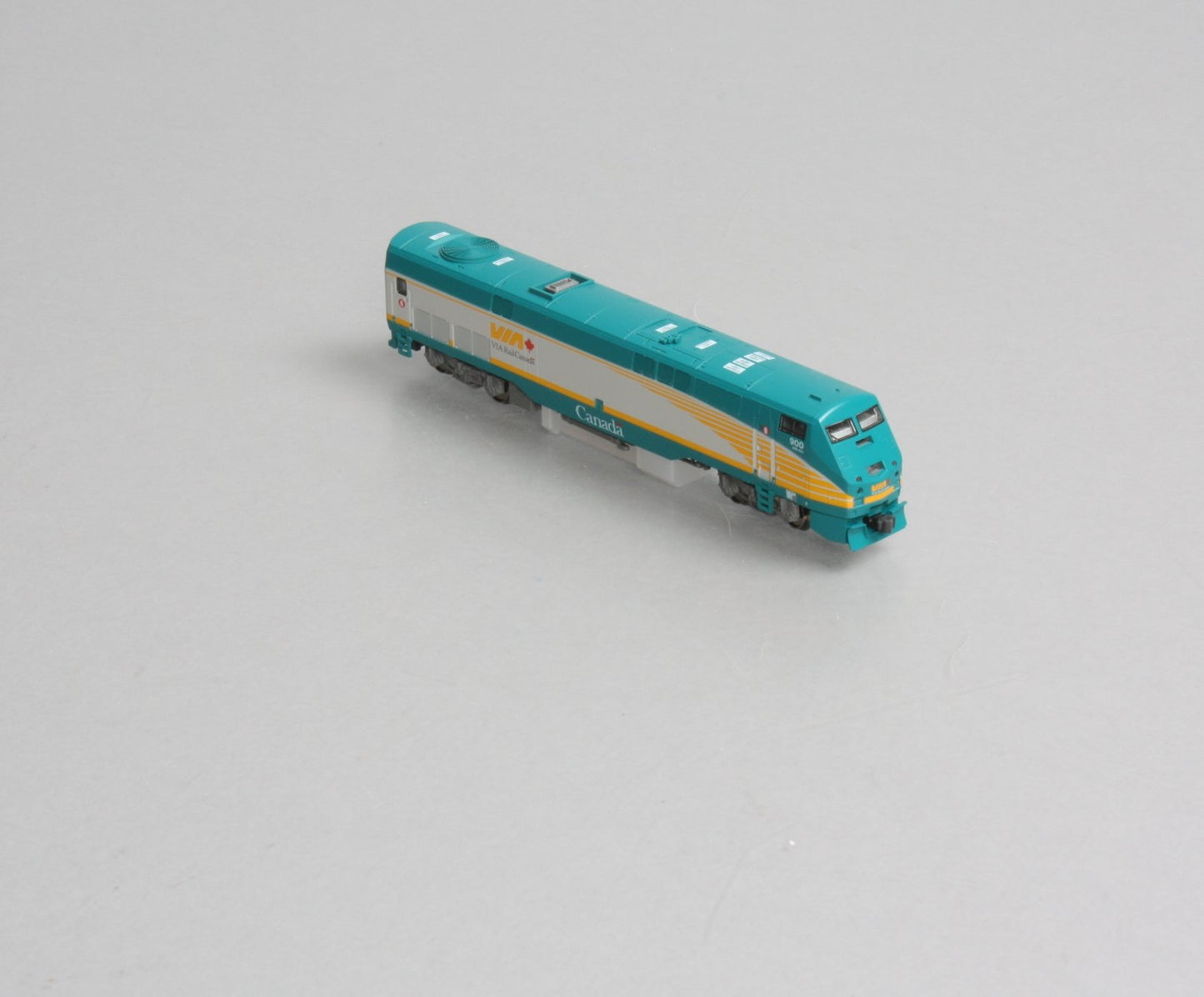 Kato 176-6007 N Scale VIA Rail P42 Diesel Locomotive #900