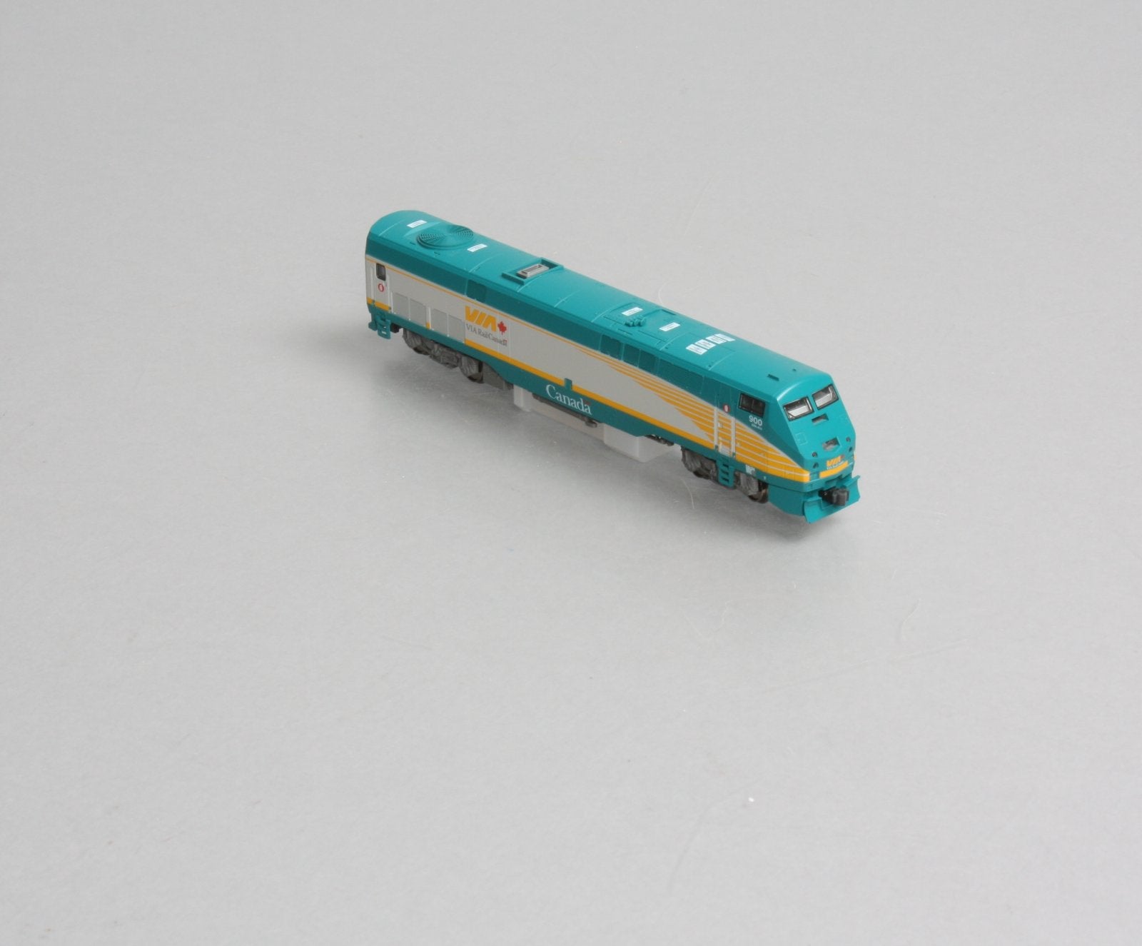 Kato 176-6007 N Scale VIA Rail P42 Diesel Locomotive #900