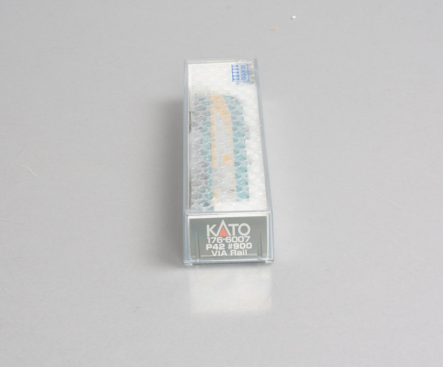 Kato 176-6007 N Scale VIA Rail P42 Diesel Locomotive #900