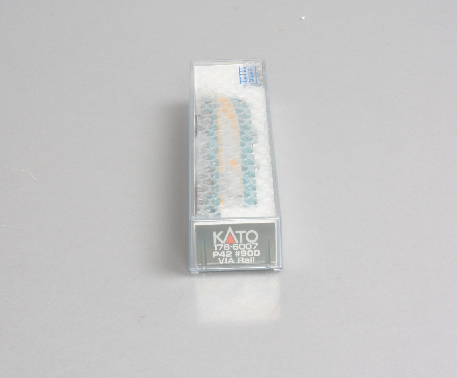Kato 176-6007 N Scale VIA Rail P42 Diesel Locomotive #900