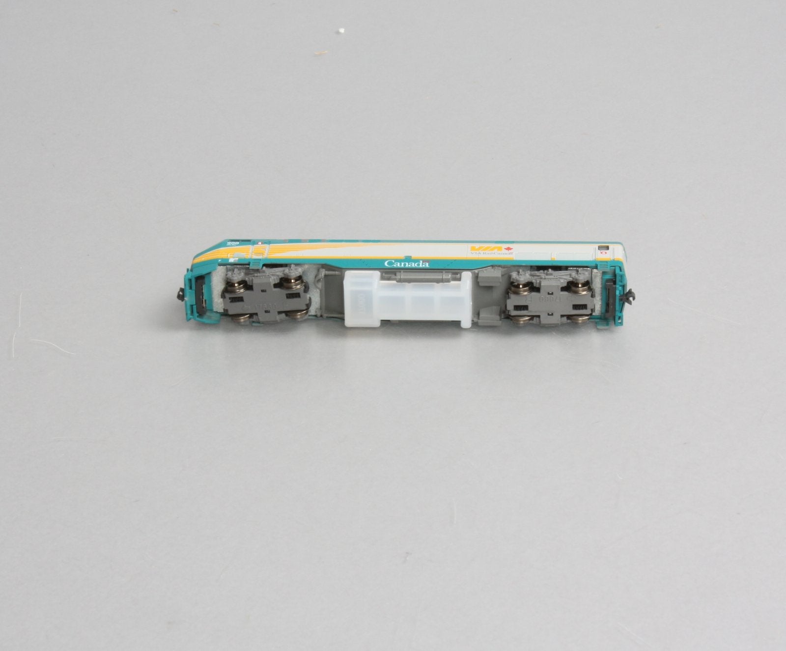 Kato 176-6007 N Scale VIA Rail P42 Diesel Locomotive #900