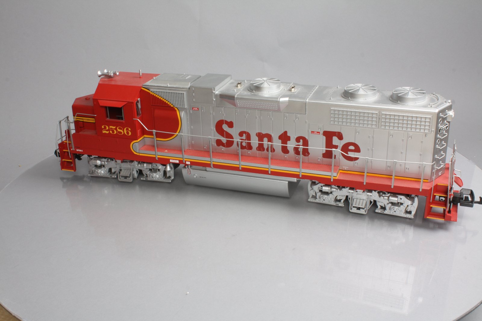 休日限定 Trains USA R22212 Diesel Powered 38-2 GP Fe Santa G ビカクシダ