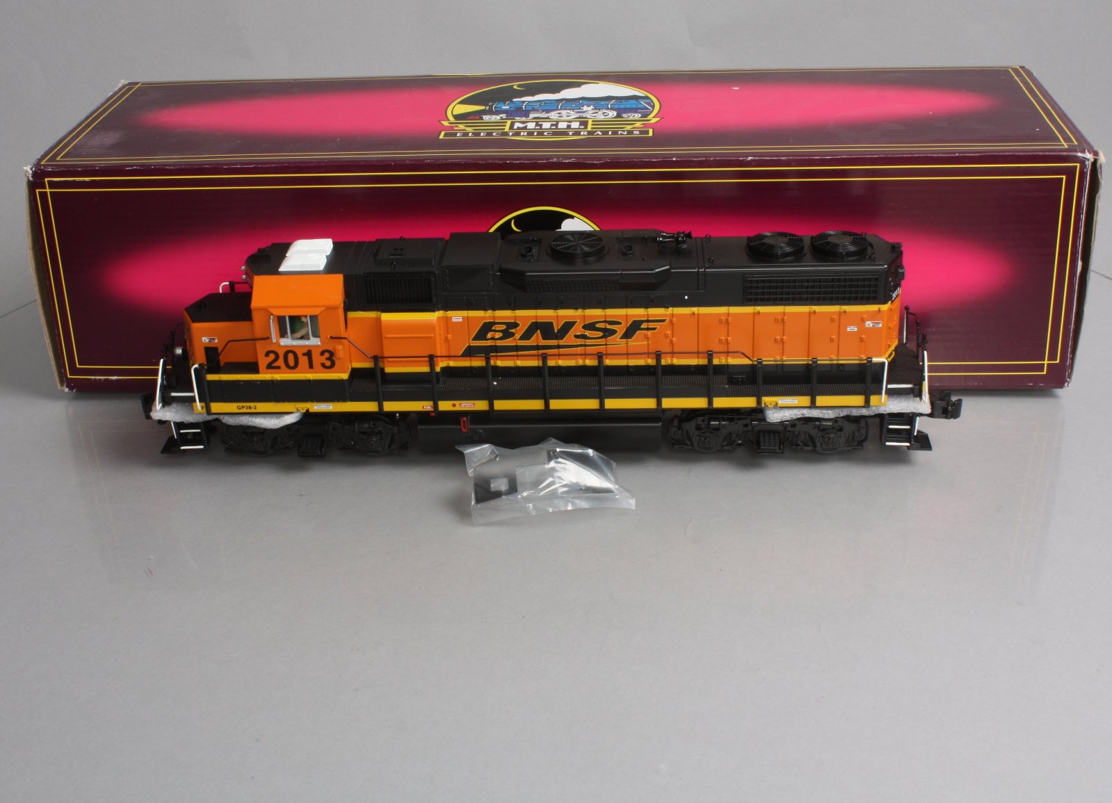 MTH 20-20069-3 BNSF GP38-2 Non-Powered Diesel Engine #2013