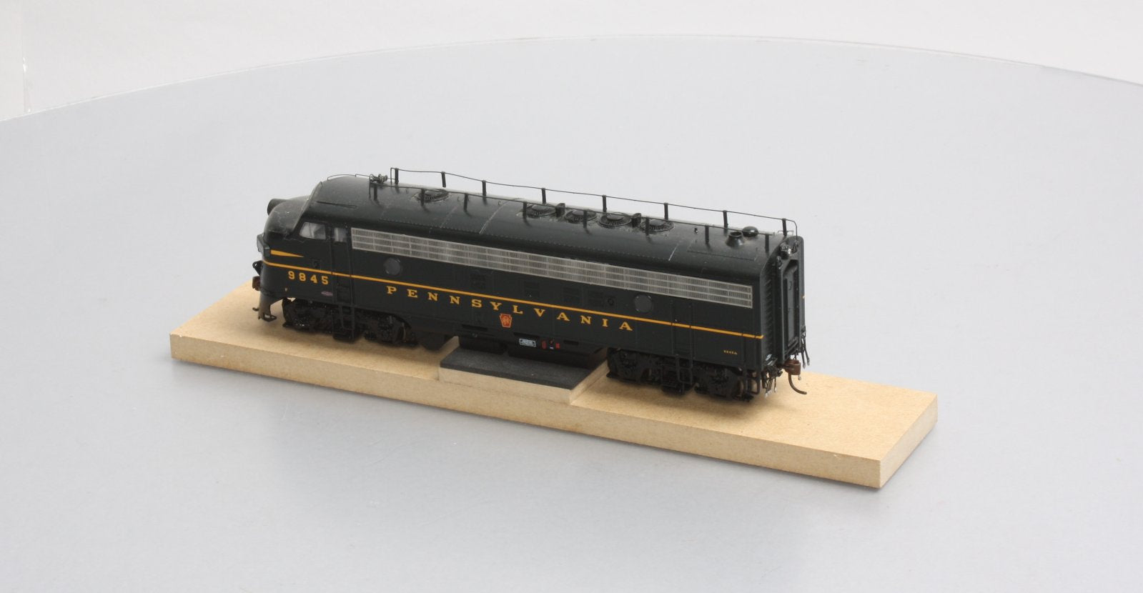 Athearn G22342 HO PRR/Green FP7A Diesel Locomotive with DCC & Sound #9845A