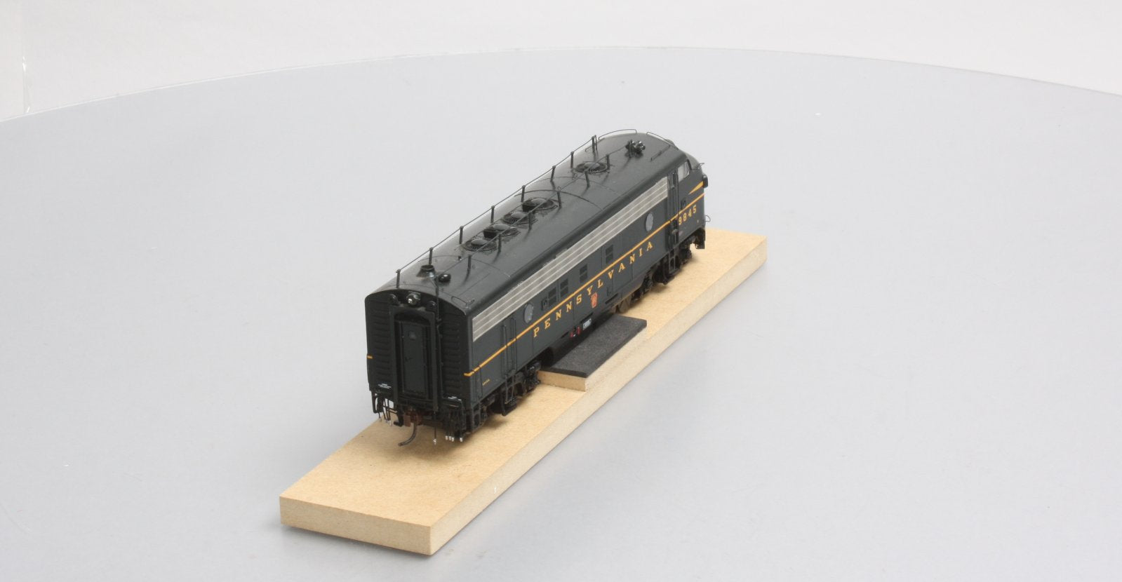 Athearn G22342 HO PRR/Green FP7A Diesel Locomotive with DCC & Sound #9845A