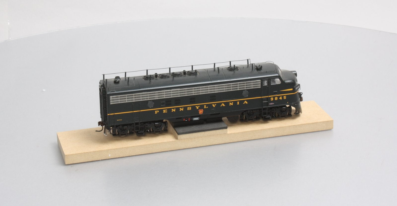 Athearn G22342 HO PRR/Green FP7A Diesel Locomotive with DCC & Sound #9845A