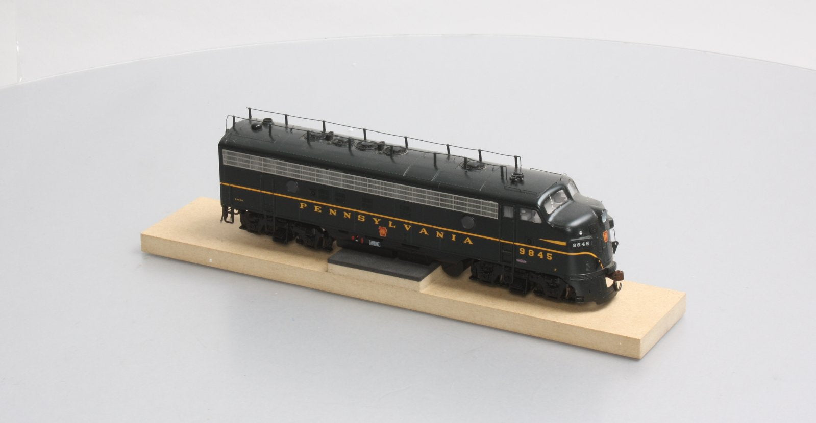 Athearn G22342 HO PRR/Green FP7A Diesel Locomotive with DCC & Sound #9845A