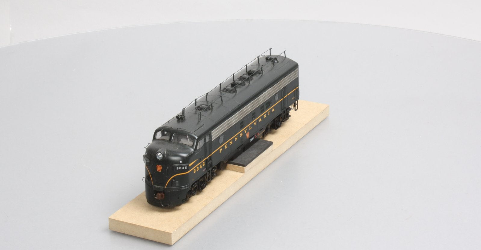 Athearn G22342 HO PRR/Green FP7A Diesel Locomotive with DCC & Sound #9845A