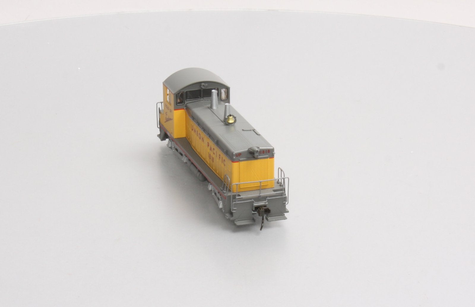 Broadway Limited 2033 HO UP EMD SW7 Phase 2 Powered Diesel Locomotive #1818