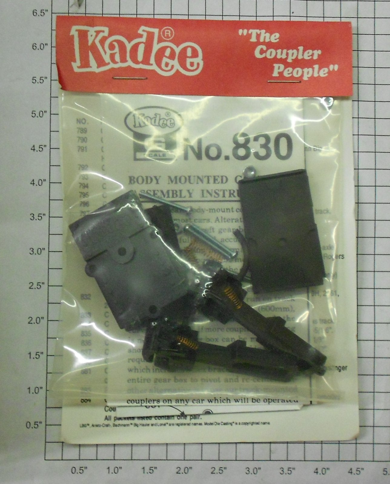 Kadee 830 G Scale Straight Centerset Shank Coupler & Body Mount Gear Box (Black)