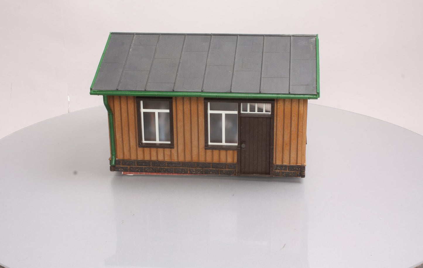 Pola 902 Waiting Room Assembled Building