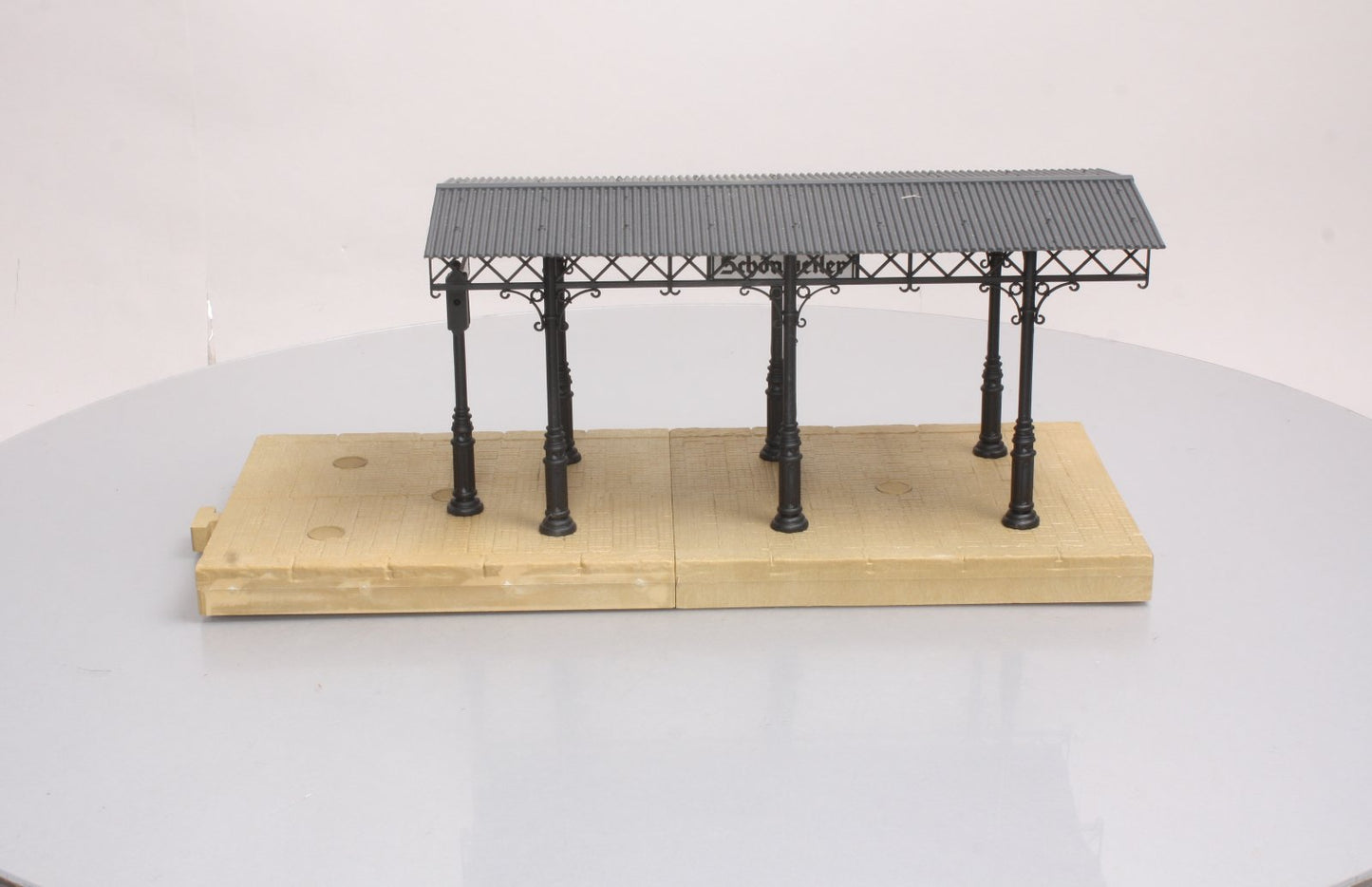 Pola 330908 G Covered Passenger Platform