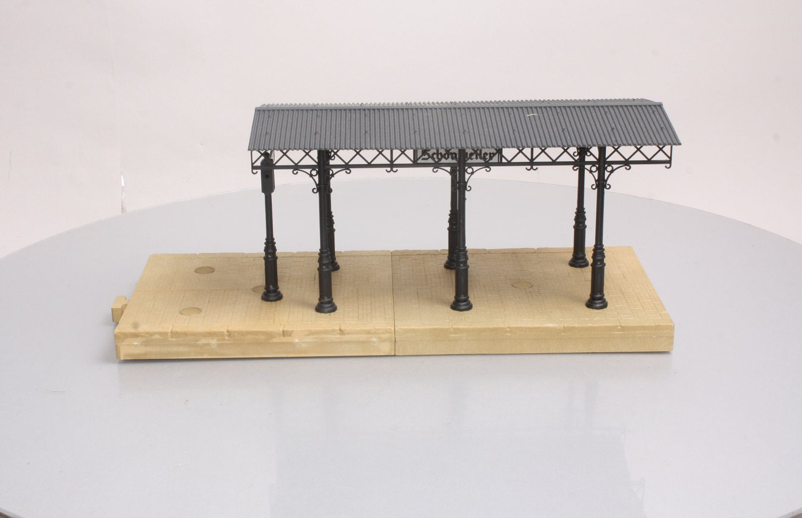 Pola 330908 G Covered Passenger Platform
