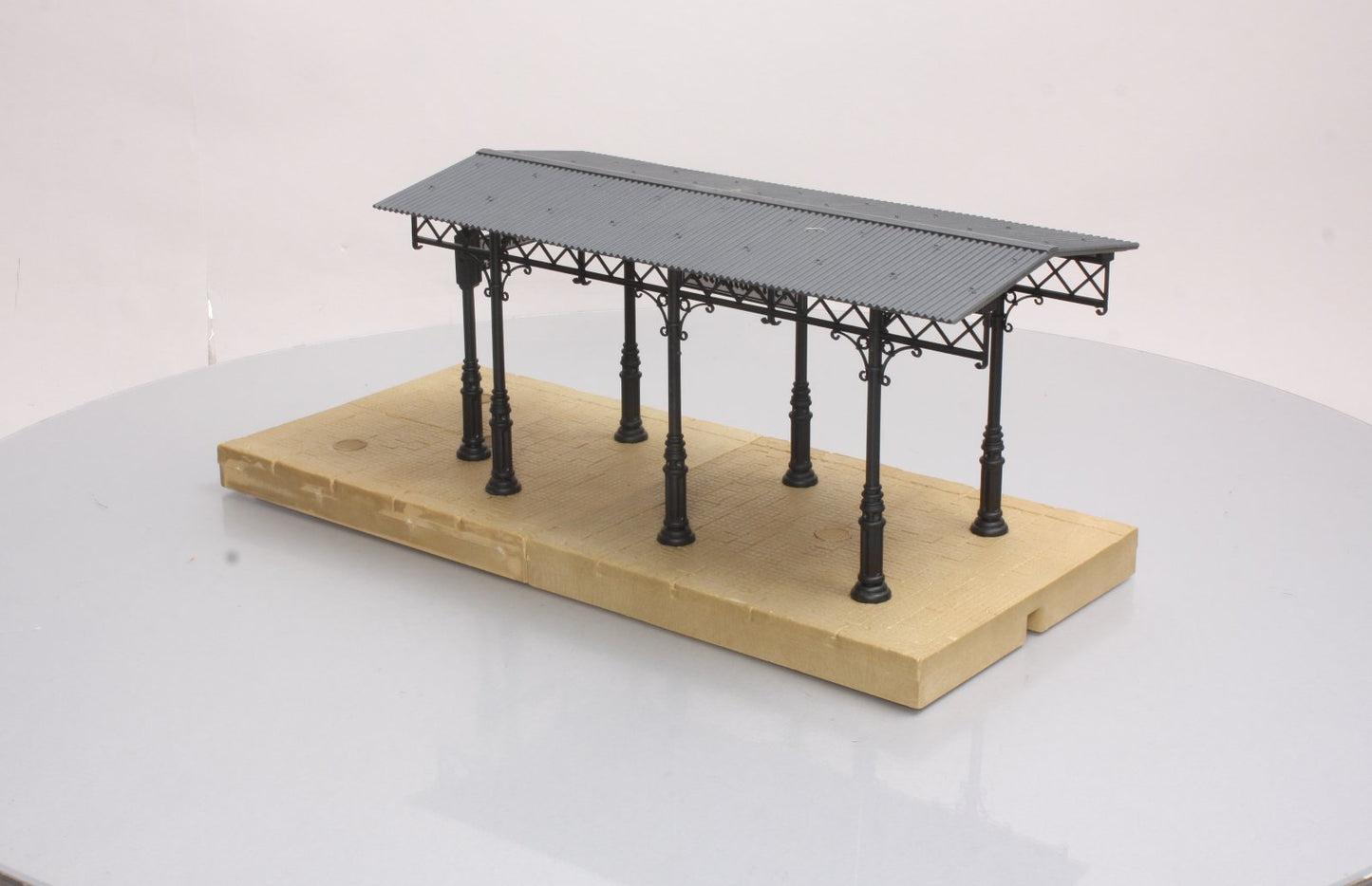 Pola 330908 G Covered Passenger Platform