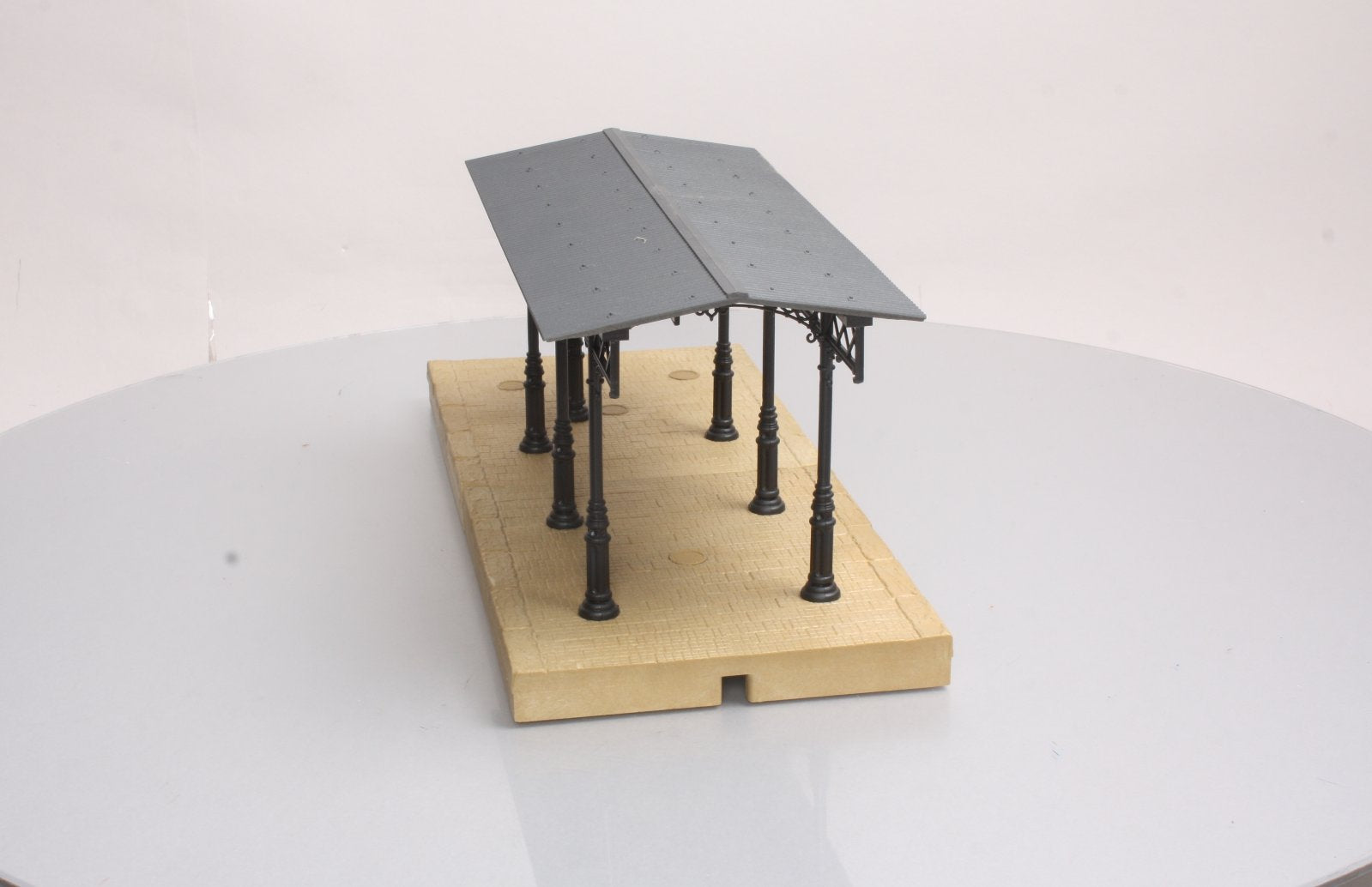 Pola 330908 G Covered Passenger Platform