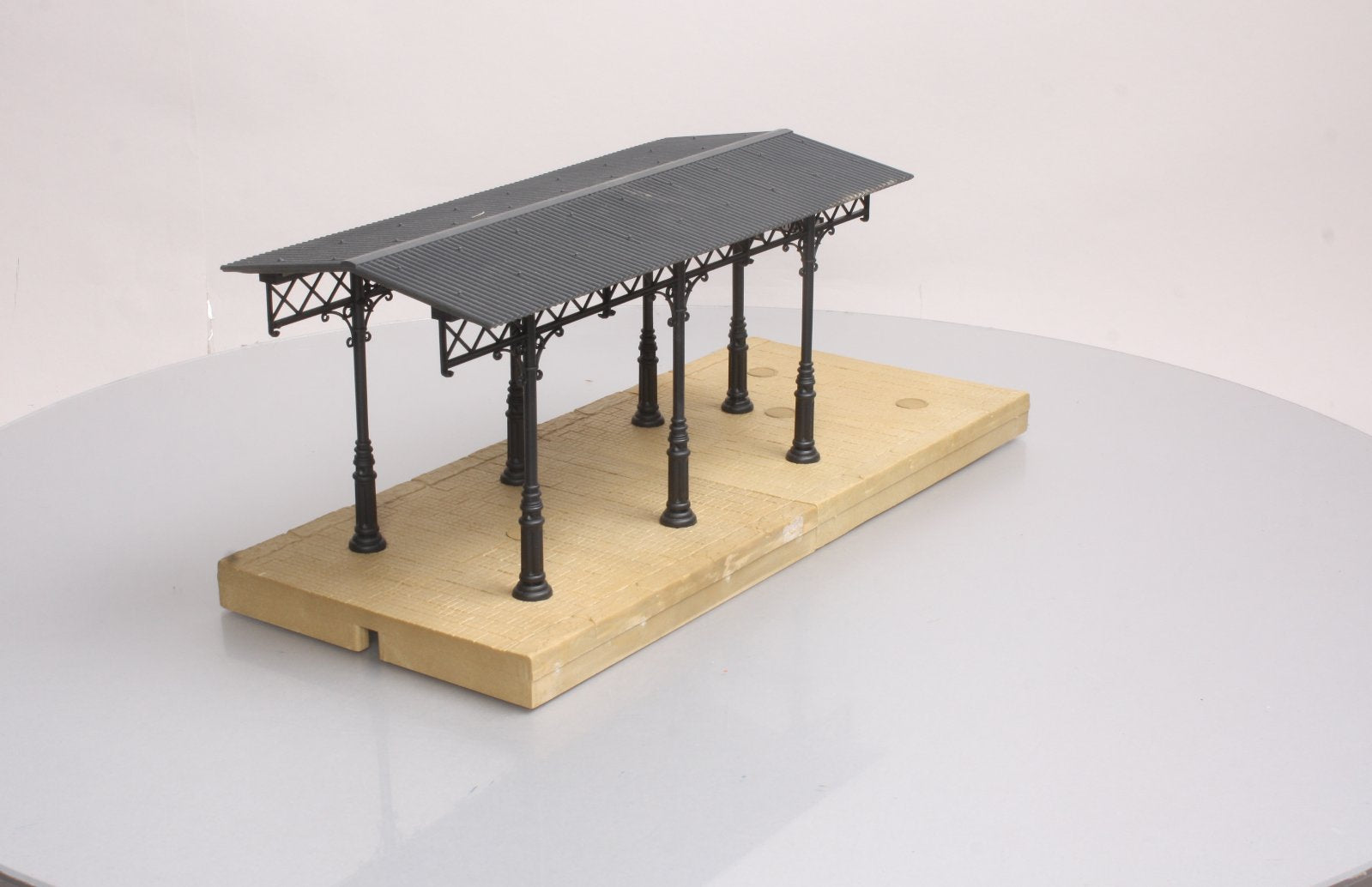 Pola 330908 G Covered Passenger Platform