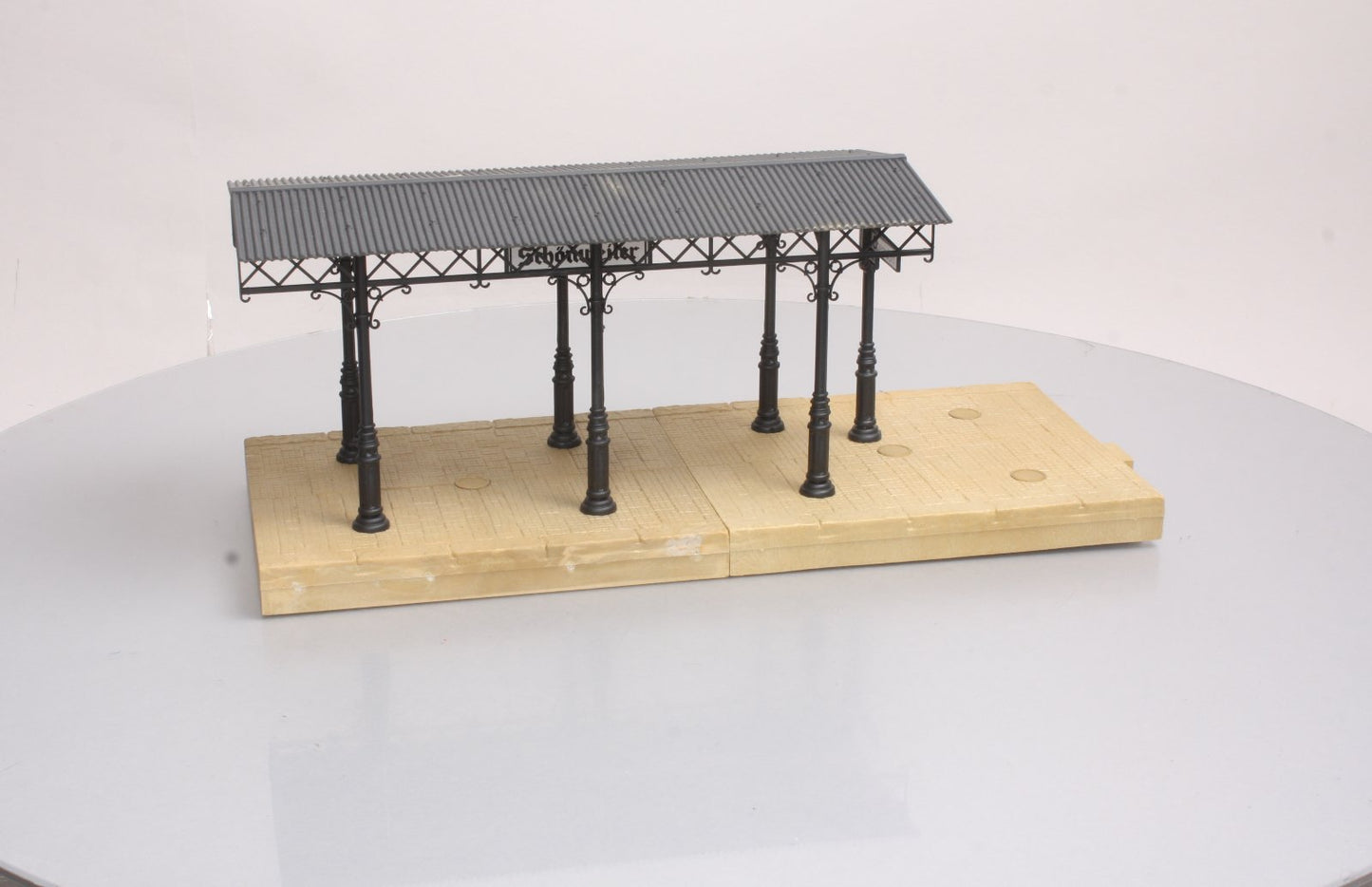 Pola 330908 G Covered Passenger Platform