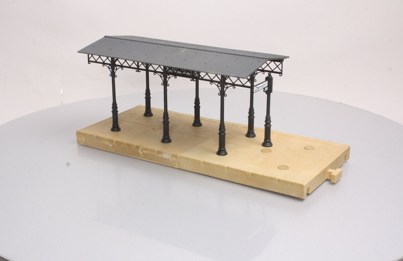 Pola 330908 G Covered Passenger Platform