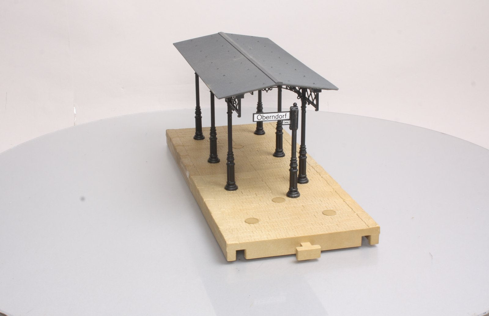 Pola 330908 G Covered Passenger Platform