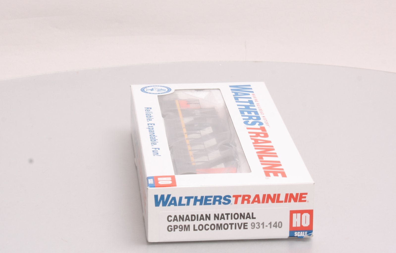 Walthers 931-140 Canadian National GP9M Locomotive