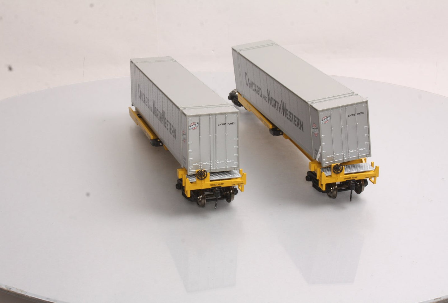 MTH 20-95085 O C&NW Spine Car Set with 2 48' Containers (Set of 2)