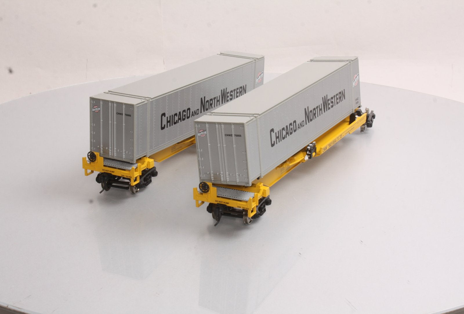 MTH 20-95085 O C&NW Spine Car Set with 2 48' Containers (Set of 2)