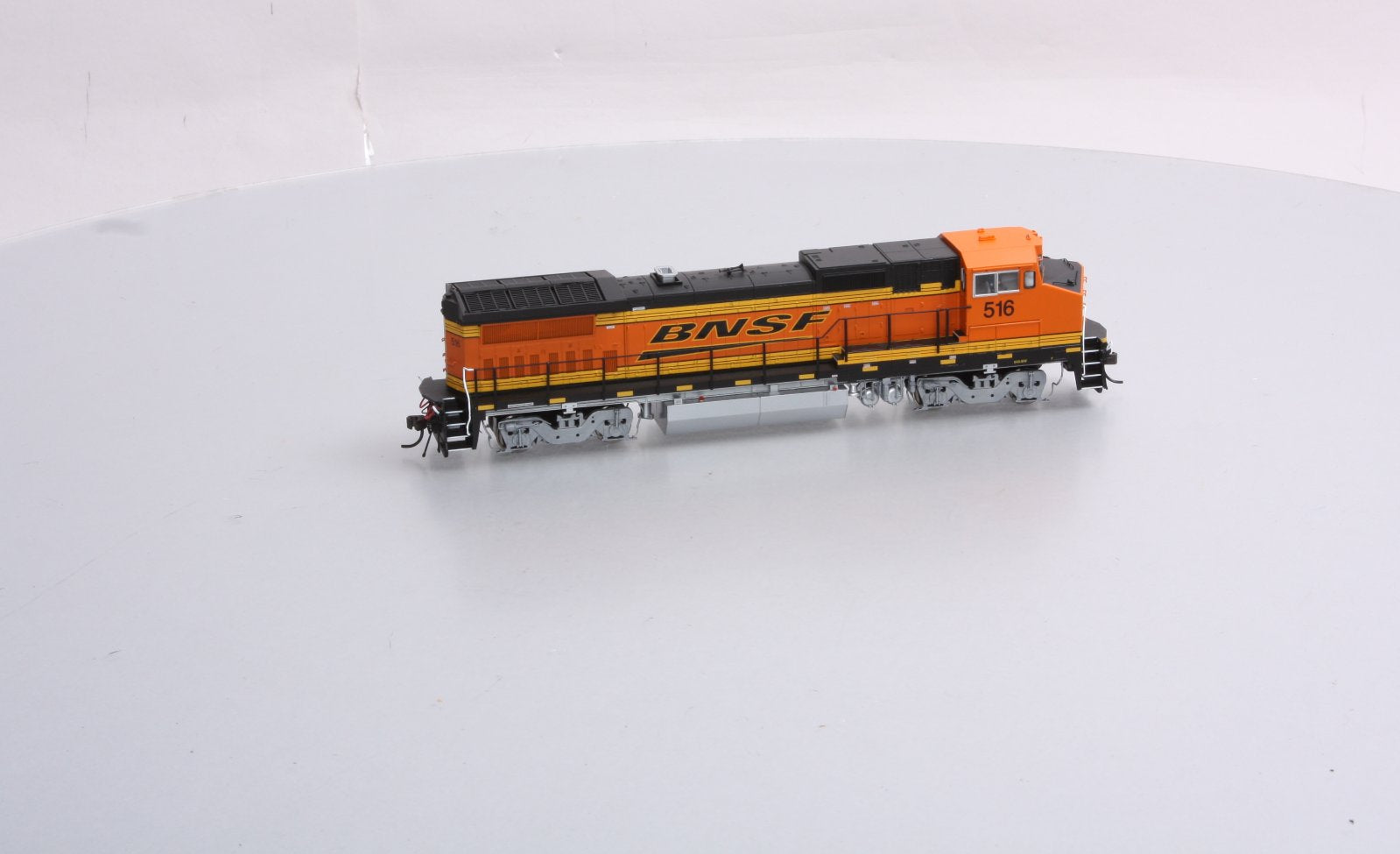 Atlas 9868 HO BNSF Dash 8-40BW Diesel Locomotive #516 – Trainz