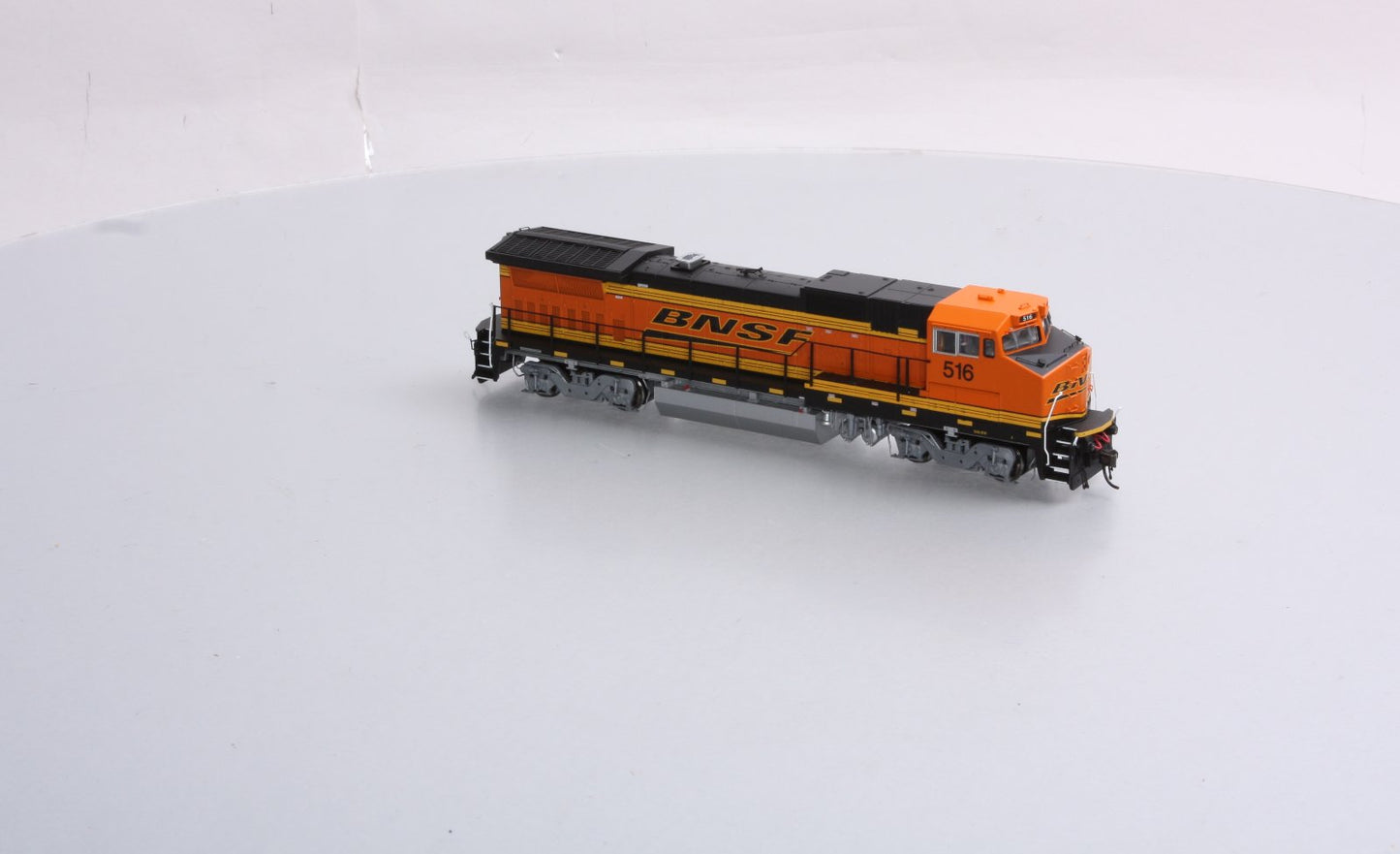 Atlas 9868 HO BNSF Dash 8-40BW Diesel Locomotive #516