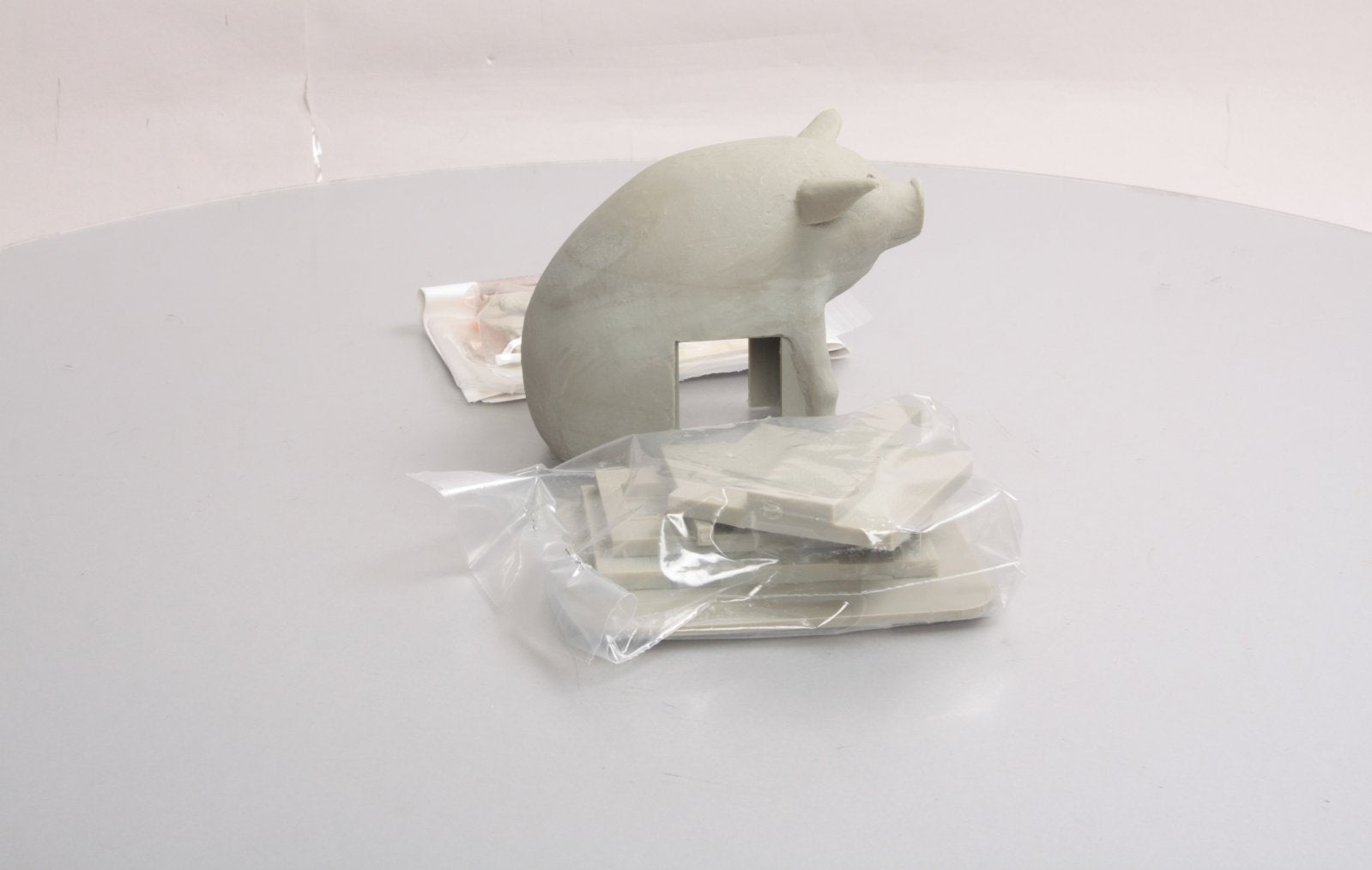 SLM 2151 O Scale Jack's Bar-B-Que Pig Urethane Kit. Does not include instruction