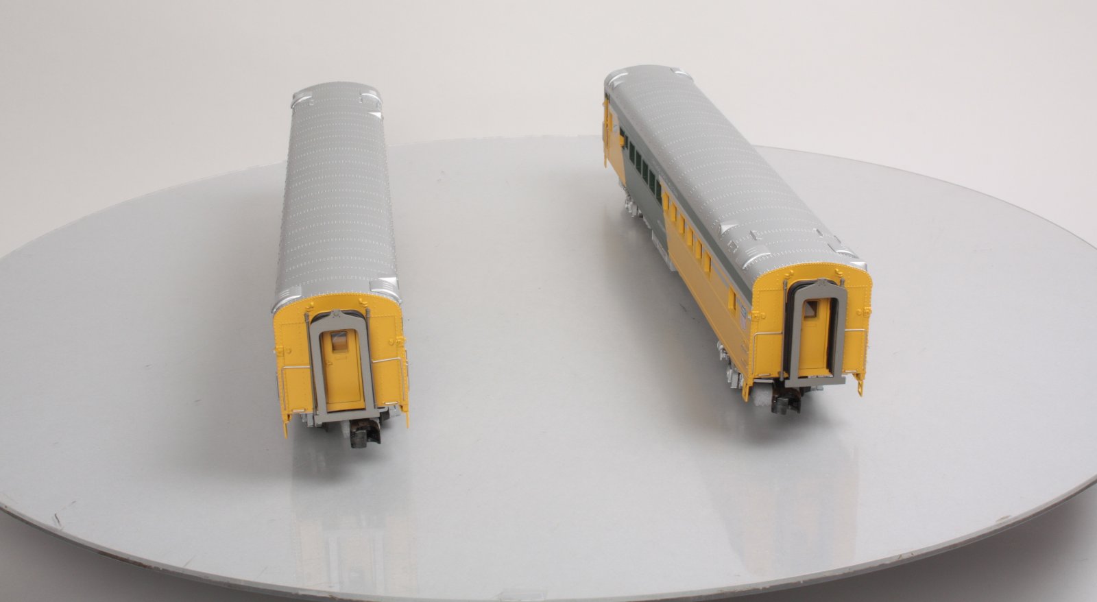 MTH 20-69139 O CNW 70' Streamlined Coach/Coach Passenger Car Set (Set of 2)