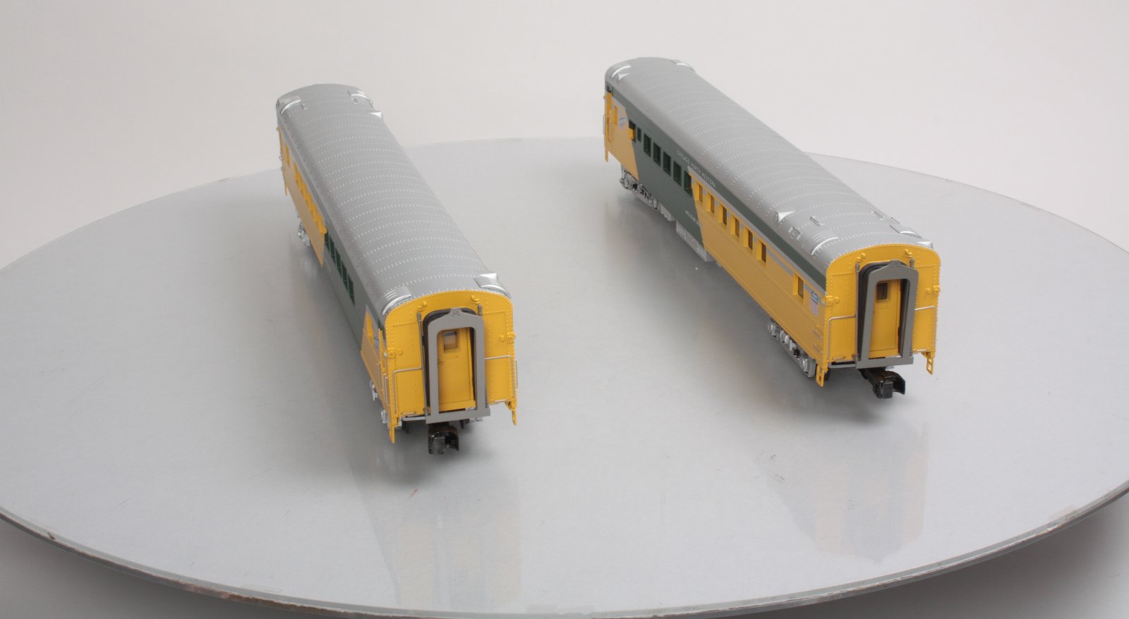 MTH 20-69139 O CNW 70' Streamlined Coach/Coach Passenger Car Set (Set of 2)
