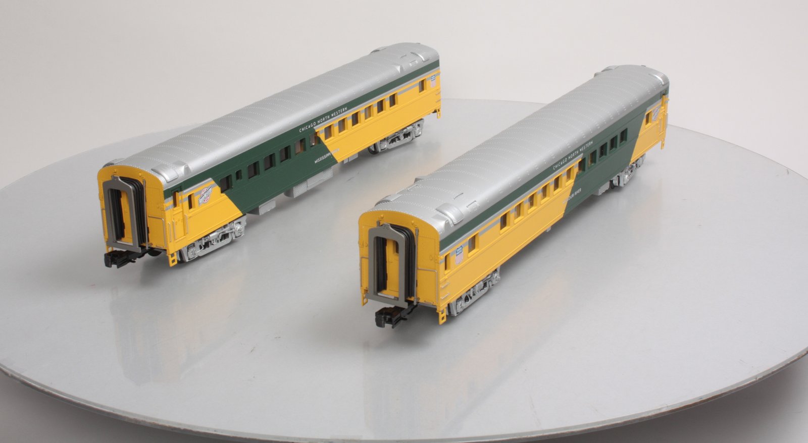MTH 20-69139 O CNW 70' Streamlined Coach/Coach Passenger Car Set (Set of 2)