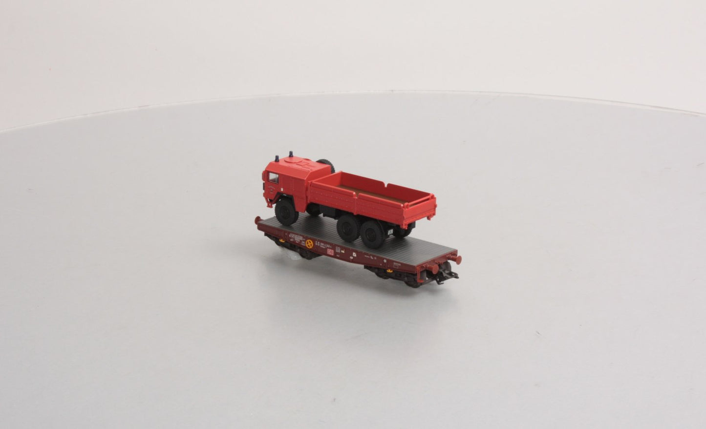 Marklin 48725 Flatcar w/2 KFOR vehicles