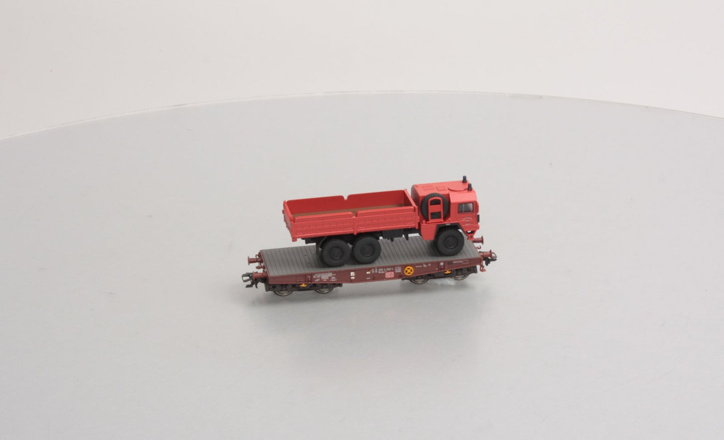 Marklin 48725 Flatcar w/2 KFOR vehicles