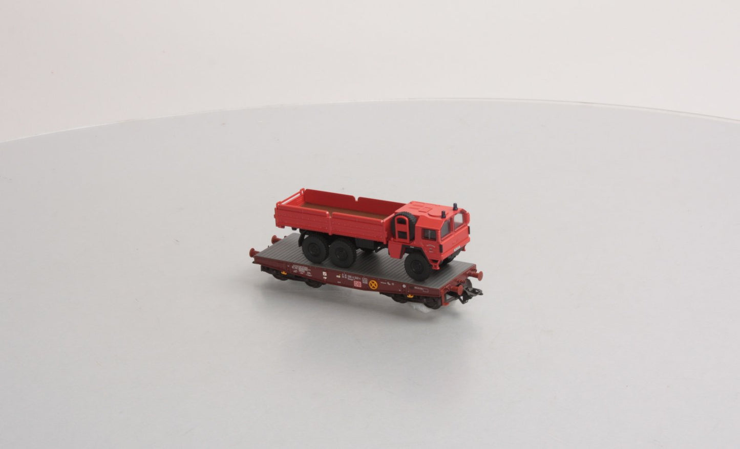 Marklin 48725 Flatcar w/2 KFOR vehicles