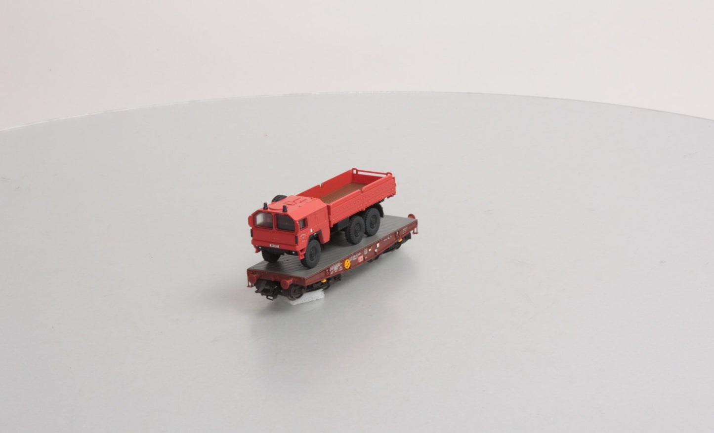Marklin 48725 Flatcar w/2 KFOR vehicles