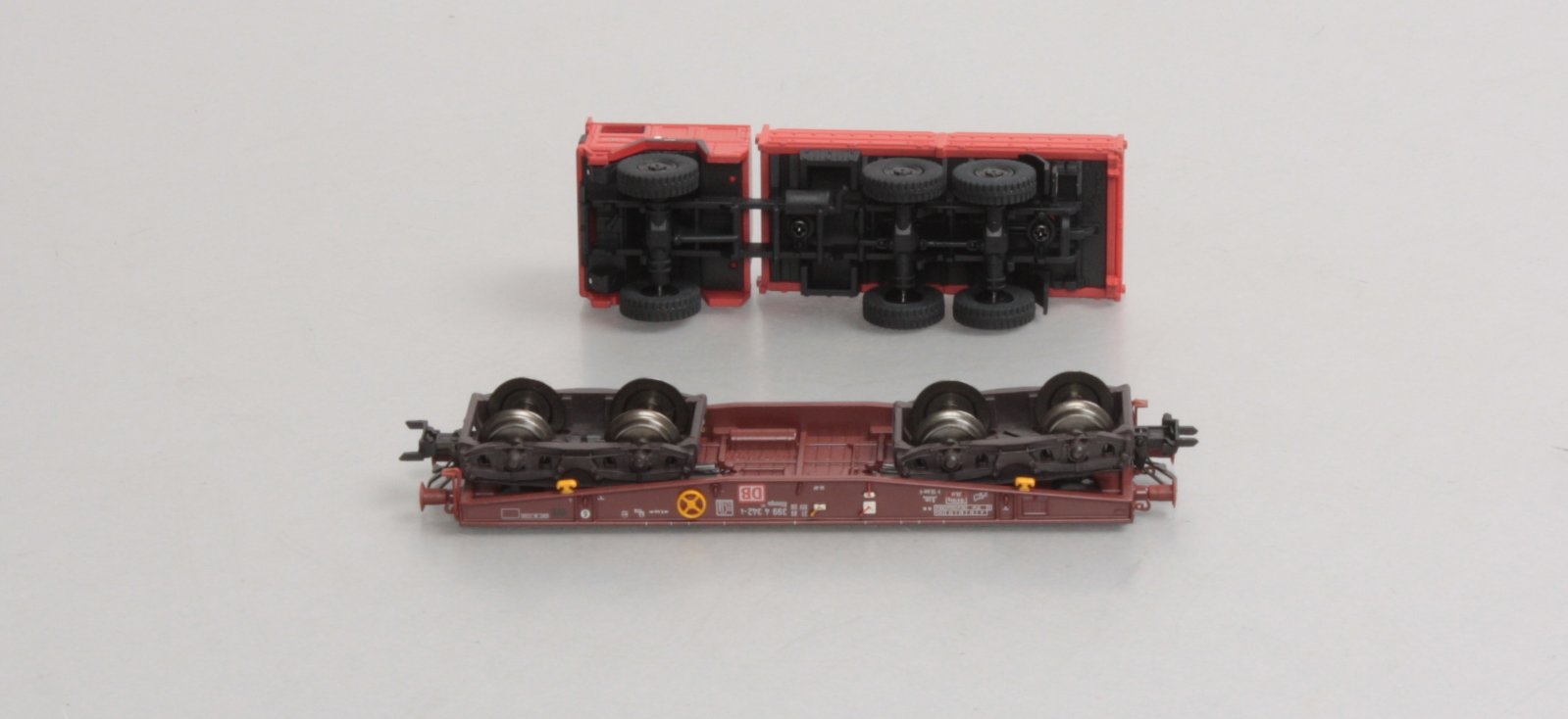 Marklin 48725 Flatcar w/2 KFOR vehicles