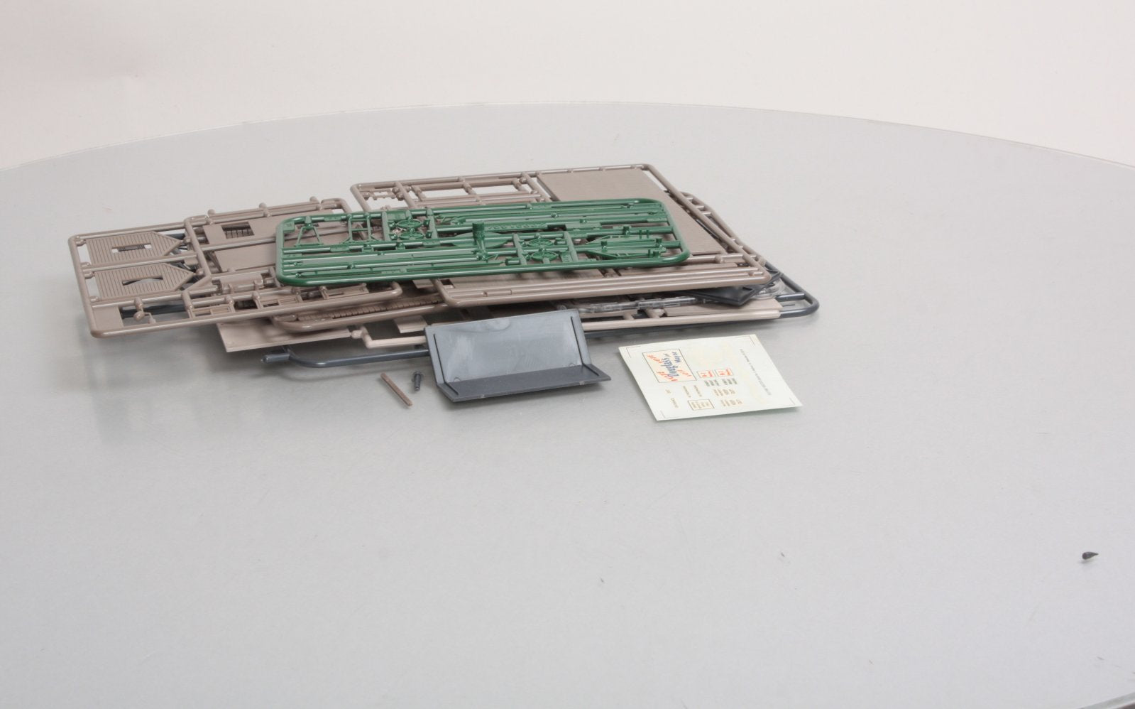 Walthers 933-3166 HO Scale Team Track Scene Building Kit