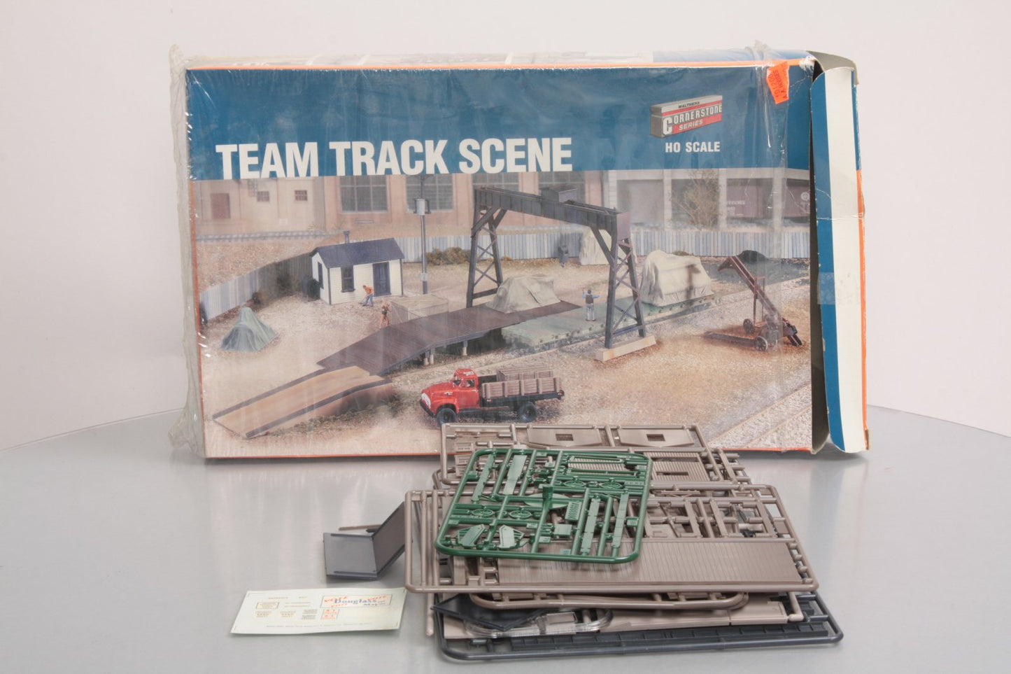 Walthers 933-3166 HO Scale Team Track Scene Building Kit