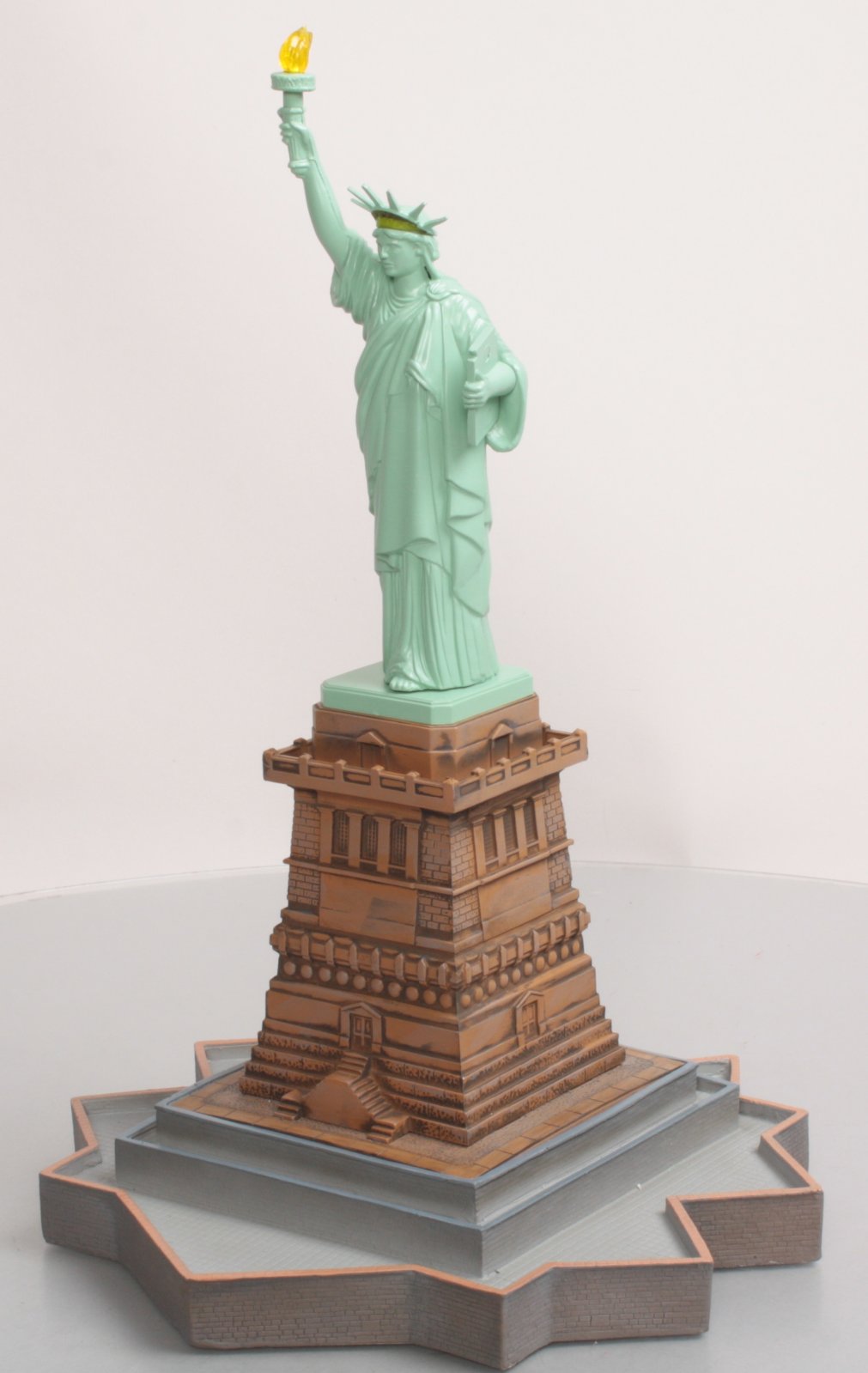 O-Line OLR901 Lighted Statue Of Liberty with Base – Trainz