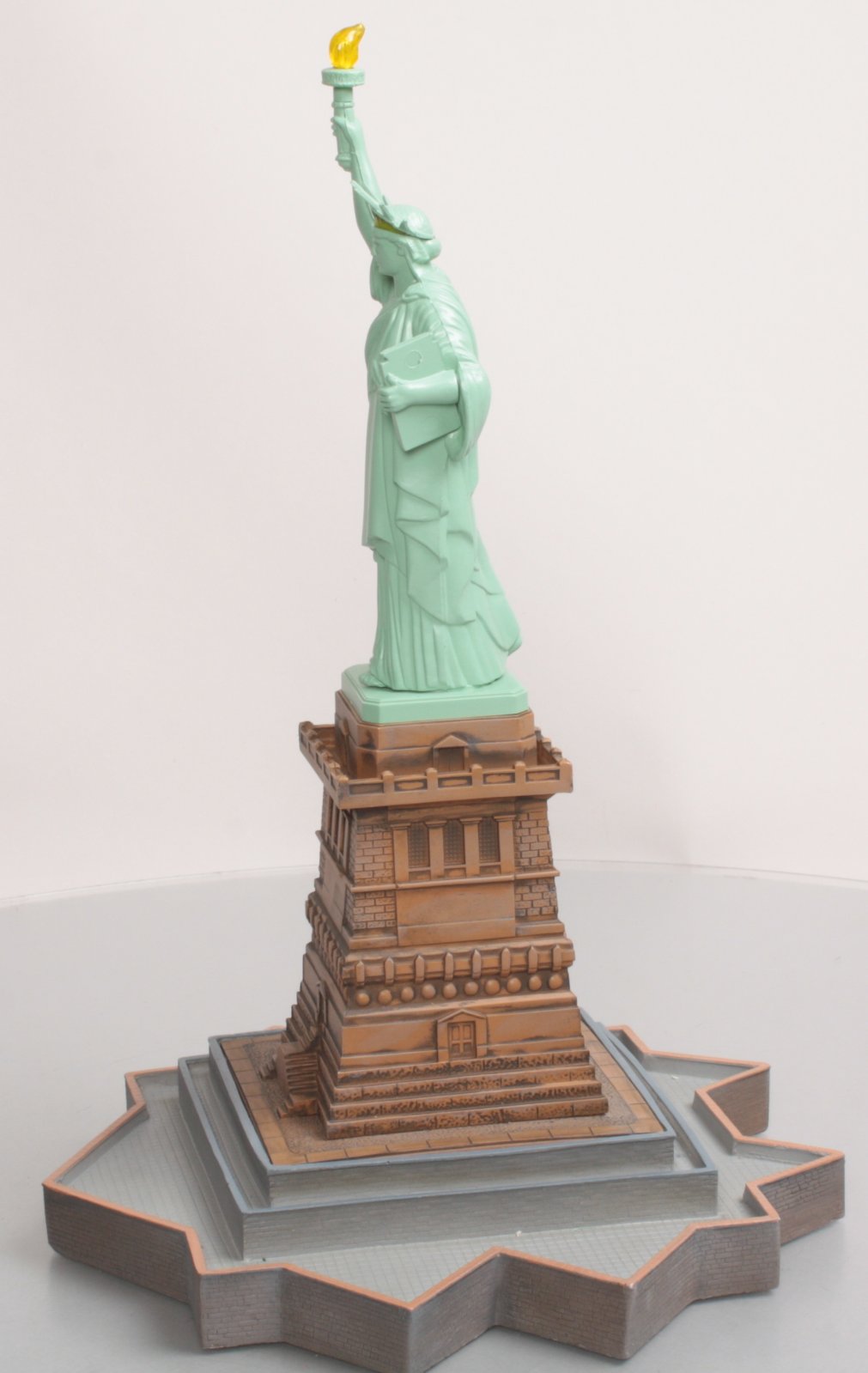 O-Line OLR901 Lighted Statue Of Liberty with Base – Trainz