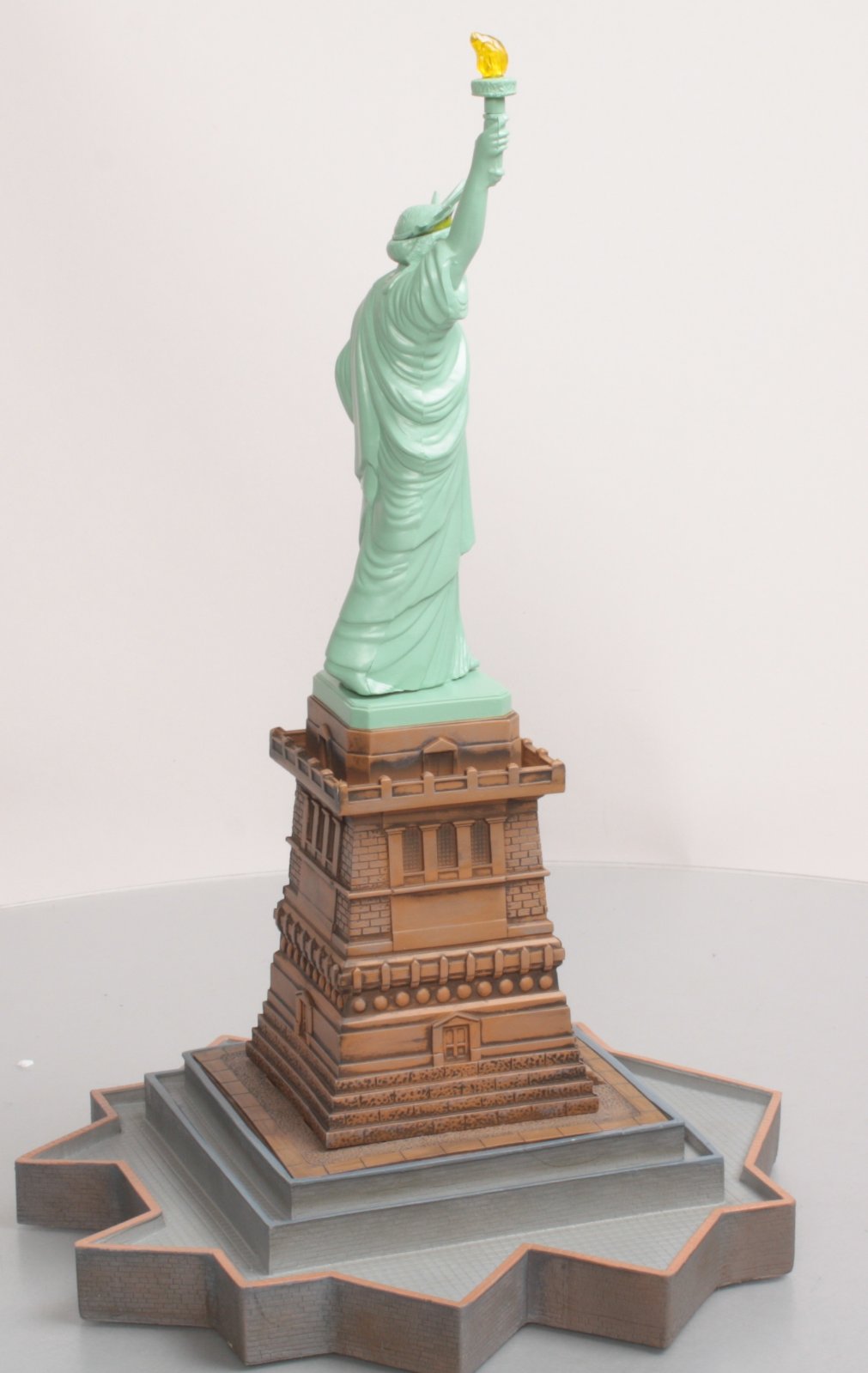 O-Line OLR901 Lighted Statue Of Liberty with Base – Trainz