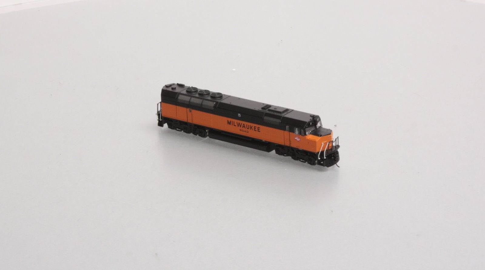 Athearn 16882 N Milwaukee Road FP45 with DCC & Sound Orange #5