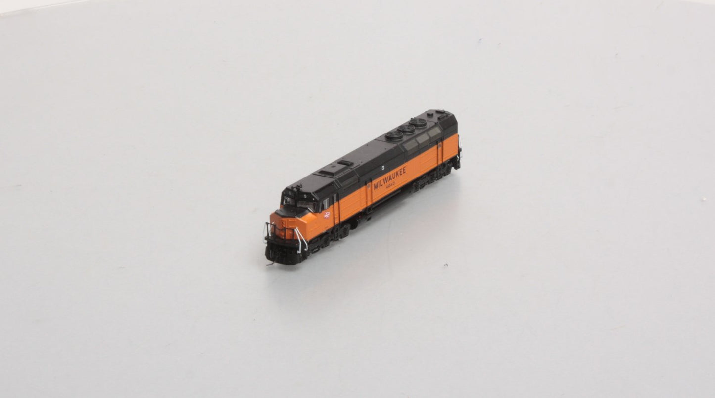 Athearn 16882 N Milwaukee Road FP45 with DCC & Sound Orange #5