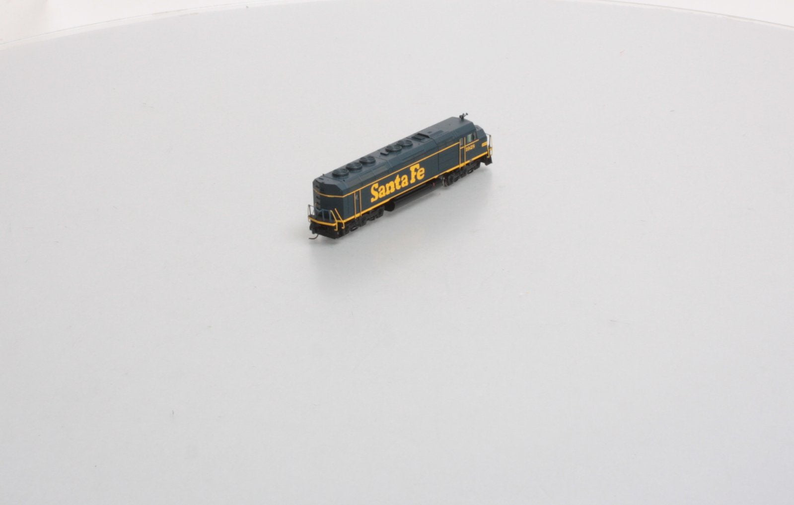 Athearn 16851 N Santa Fe F45 Diesel with DCC & Sound #1928