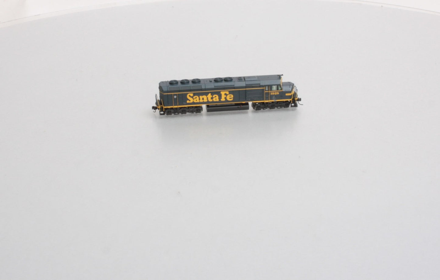 Athearn 16851 N Santa Fe F45 Diesel with DCC & Sound #1928