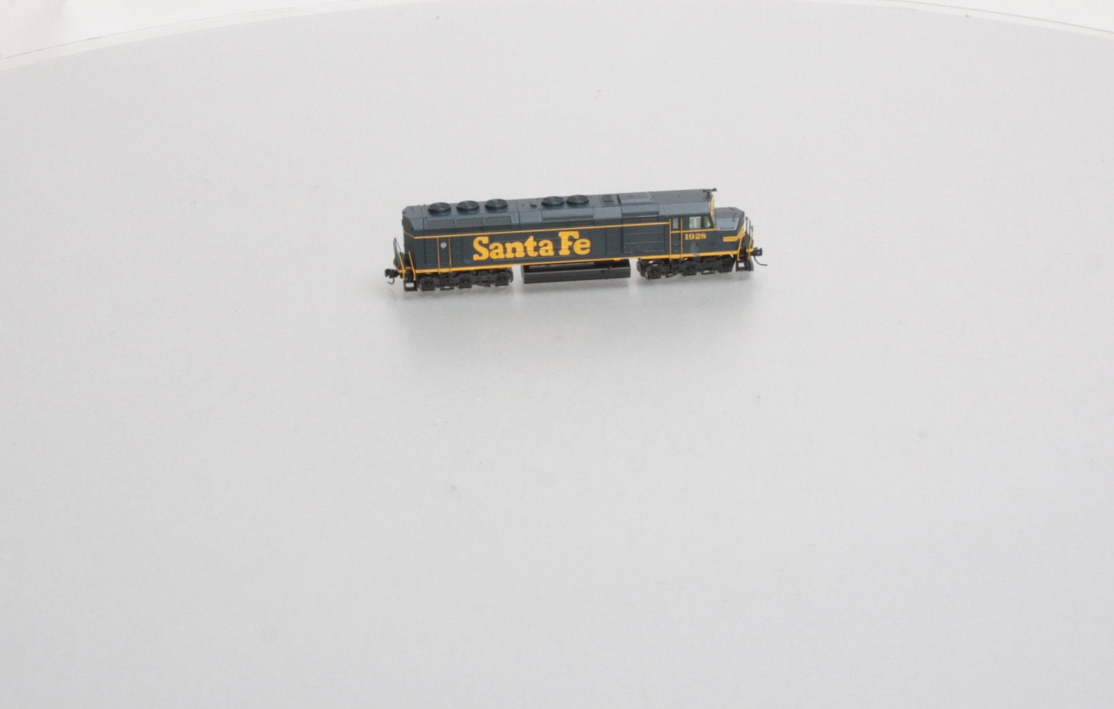 Athearn 16851 N Santa Fe F45 Diesel with DCC & Sound #1928